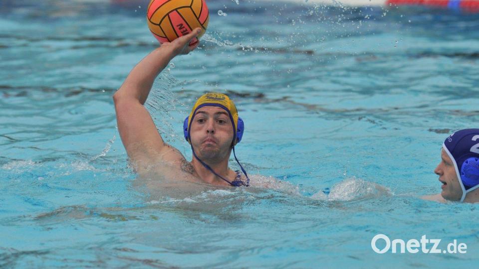 Rico Horlbeck vor gut zehn Jahren für den SV Weiden im Becken. Mittlerweile trainiert er die Plauener Wasserballer.


Rico Horlbeck Bild: Alfred Schwarzmeier