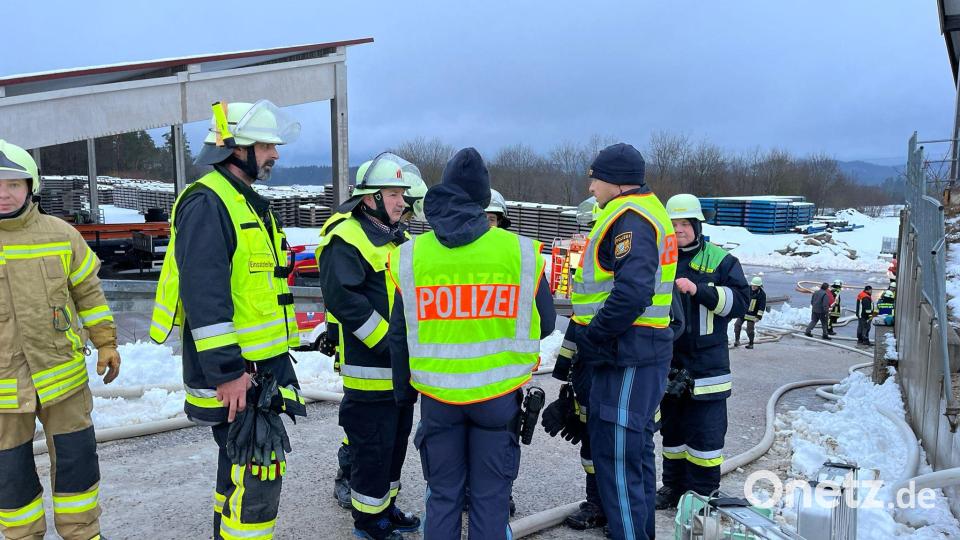 In Edelsfeld hat am Freitag der Hackschnitzelbunker eines mittelständischen Unternehmens gebrannt. Dutzende Helfer waren im Einsatz. Bild: lei
