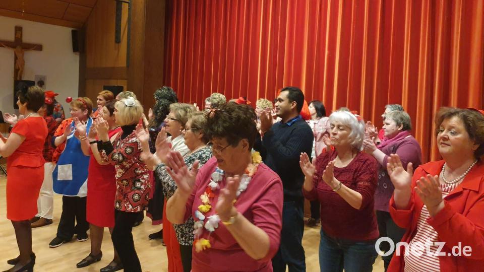 Fast 100 Besucherinnen kamen zum Frauenbund-Faschingskaffeekränzchen unter dem Motto „Lady in Red“ ins Wiesauer Pfarrzentrum. Bild: Frauenbund Wiesau/exb