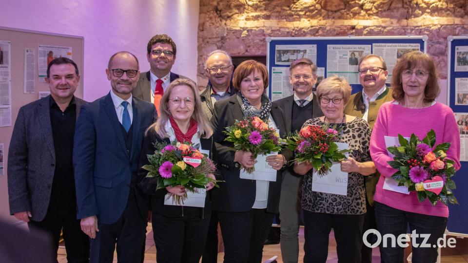 Bei der Jubiläumsfeier wurden die Gründungsmitglieder der Nachbarschaftshilfe Bärnau ausgezeichnet. Es gratulierten (von links) Stadtpfarrer Konrad Amschl, Vize-Landrat Alfred Scheidler, BRK-Kreisgeschäftsführer Holger Schedl sowie (hinten von rechts) Bürgermeister Alfred Stier und MdL Tobias Reiß. Bild: Susanne Forster