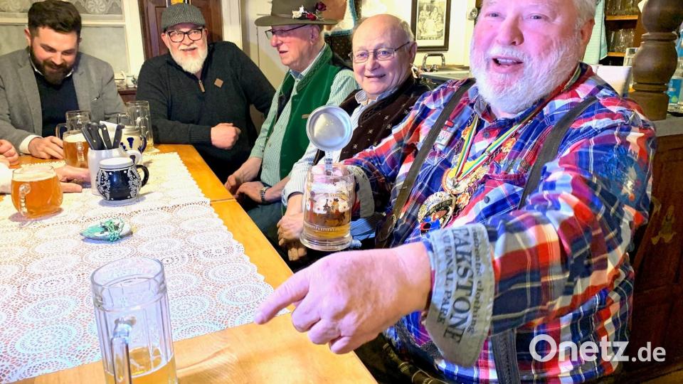 Zoiglprinz Bernhard (von rechts), die Musiker Theo Helgert und Heinz Deisinger, Wirt Gerald Wickel und Bürgermeister Sebastian Dippold. Bild: Gabi Schönberger