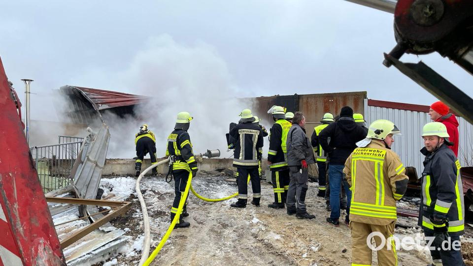 In Edelsfeld hat am Freitag der Hackschnitzelbunker eines mittelständischen Unternehmens gebrannt. Dutzende Helfer waren im Einsatz. Bild: lei
