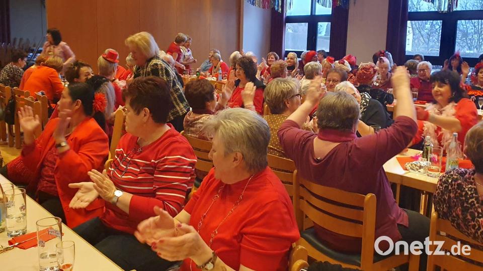 Fast 100 Besucherinnen kamen zum Frauenbund-Faschingskaffeekränzchen unter dem Motto „Lady in Red“ ins Wiesauer Pfarrzentrum. Bild: Frauenbund Wiesau/exb
