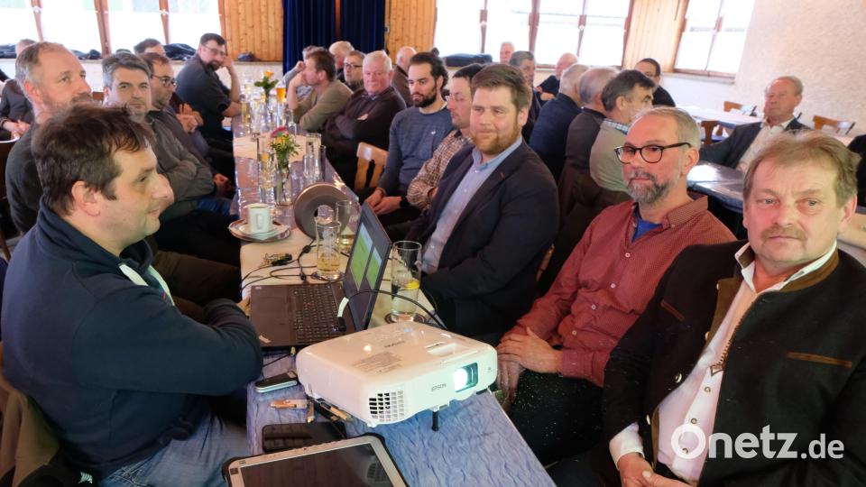 Nach drei Jahren gab es erstmals wieder die traditionelle Lichtmessversammlung der Waldbesitzervereinigung Floß und Umgebung. Sitzend, links: Kassier Bernhard Irlbacher. Sitzend, von rechts: Vorsitzender Willy Meierhöfer, Geschäftsführer Michael Bock, Stefan Haise, Zweiter Vorsitzender Wolfgang Stangl, Forstamtmann Sebastian Höllerer und Revisor Helmut Baumgart. Bild: le