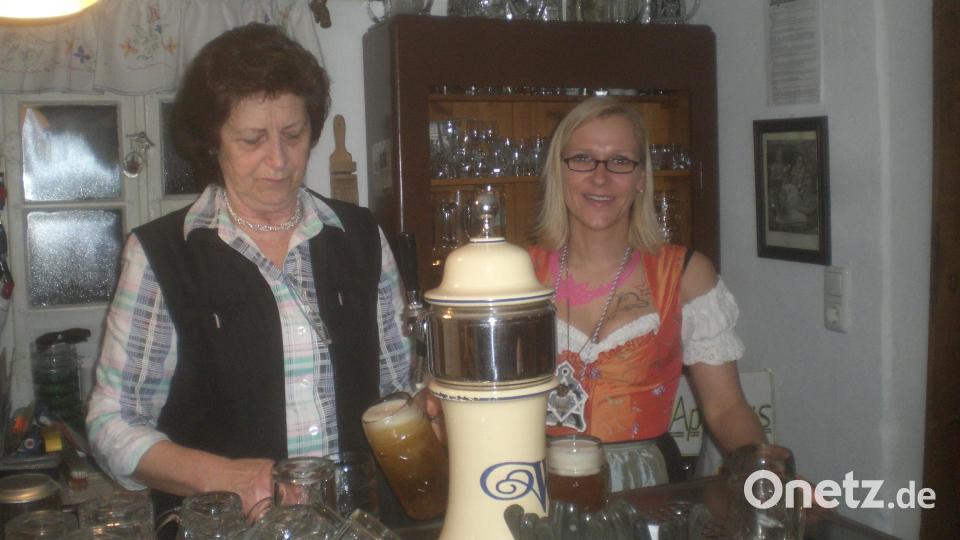 Waldhauser-Wirtin Doris Schmid und Zoiglprinzessin Karina Kos hinter der Theke im Jahr 2016 Bild: Bernhard Lang/exb