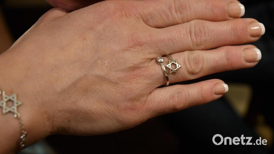 Evelyn Kelnhofer setzt auch beim Schmuck auf Zoiglattribute. Bild: Gabi Schönberger