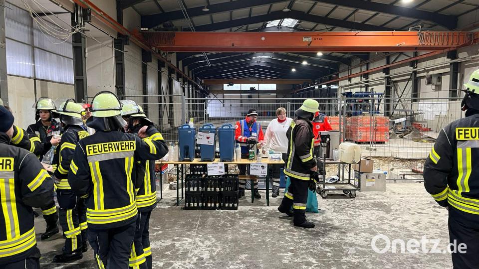 In Edelsfeld hat am Freitag der Hackschnitzelbunker eines mittelständischen Unternehmens gebrannt. Dutzende Helfer waren im Einsatz. Bild: lei