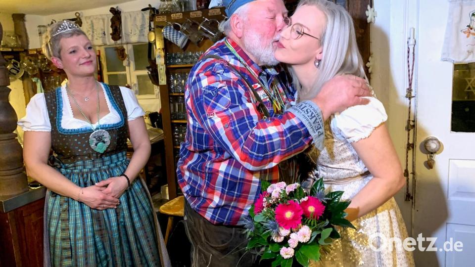 Küsschen zum Abschied für Karina Kos von Bernhard Lang. Bild: Gabi Schönberger