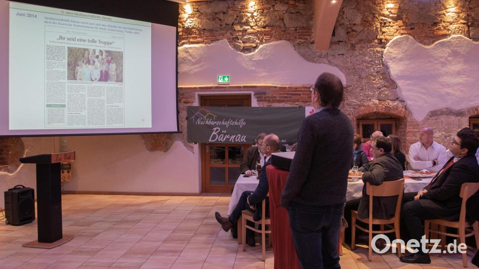 Robert Birkner zeigte den Festgästen eine Fotopräsentation samt Zeitungsartikeln, die während der vergangenen zehn Jahre enstanden sind. Bild: Susanne Forster