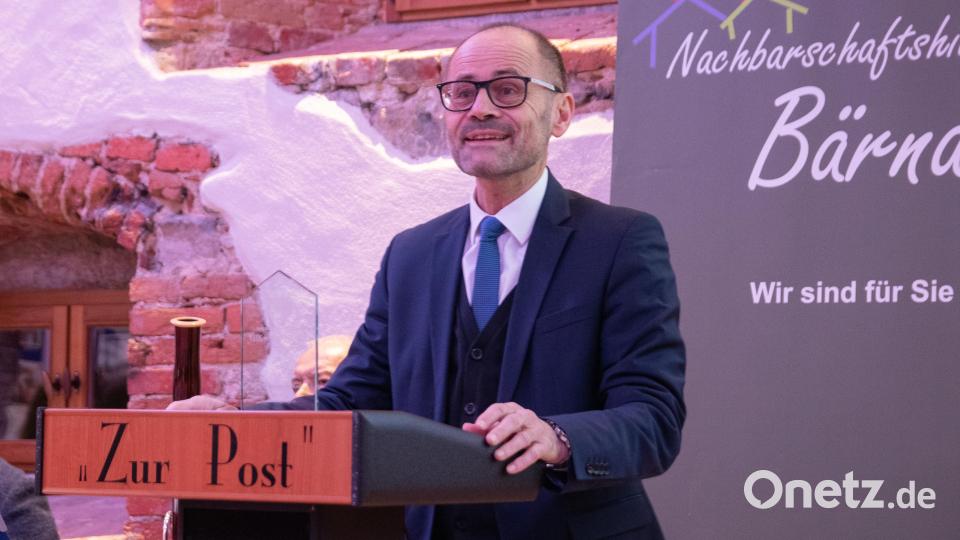 Stellvertretender Landrat Alfred Scheidler sprach Grußworte und überreichte danach einen Geldscheck als Präsent, auch im Namen von Landrat Roland Grillmeier. Bild: Susanne Forster