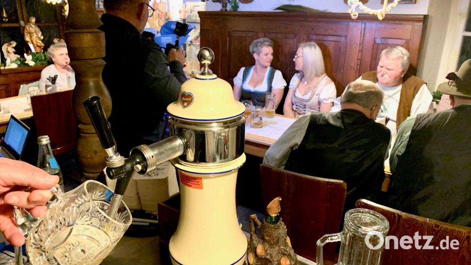 Zoigl fließt in den Krug eines Waldhauser Stammgastes. Bild: Gabi Schönberger