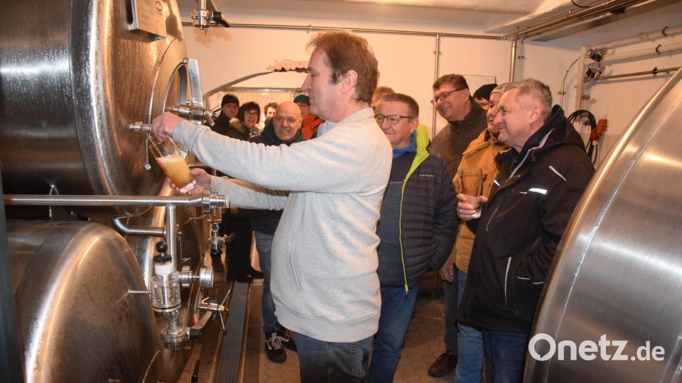 Eine Kostprobe für die Teilnehmer der OM-Führung. Am Schluss zapft Braumeister Arne Lucher eine Halbe &quot;Sud 6&quot; für jeden direkt aus dem Tank im Gärkeller. Bild: fz