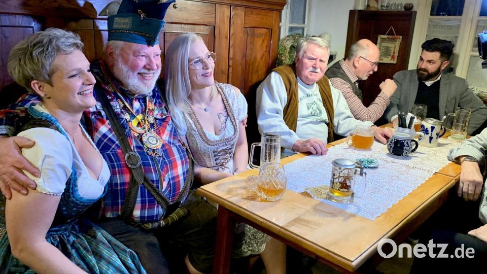 Zoiglfaschingsprinz Bernhard Lang präsentiert die neue Waldhauser-Prinzessin Evelyn Kelnhofer (links), die anschließend die ersten von Alfons Kistenpfennig geschnitzten neuen Orden an Dieter Seidel und Bürgermeister Sebastian Dippold verlieh. Karina Kos (Dritte von links) ist Evis Vorgängerin. Bild: Gabi Schönberger