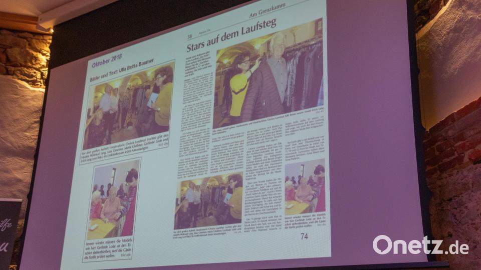 Zu sehen gab es unter anderem einen Zeitungsartikel zu einer von der Nachbarschaftshilfe Bärnau veranstalteten Modenschau – mit Models aus den eigenen Reihen. Bild: Susanne Forster