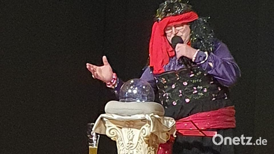 Ewald Oppl trat als Wahrsagerin auf. Bild: Frauenbund Wiesau/exb