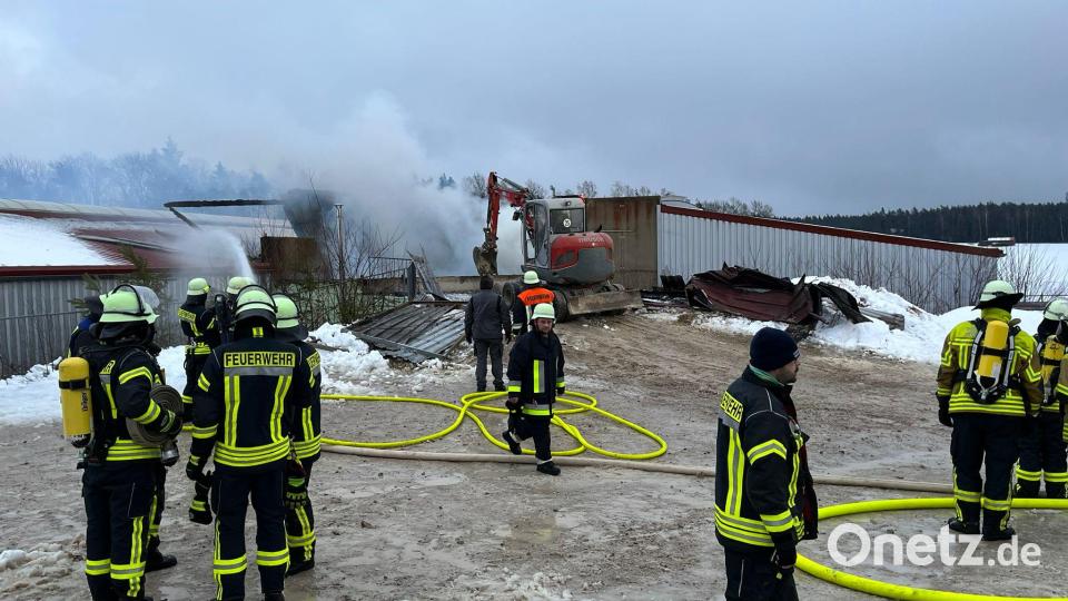 In Edelsfeld hat am Freitag der Hackschnitzelbunker eines mittelständischen Unternehmens gebrannt. Dutzende Helfer waren im Einsatz. Bild: lei