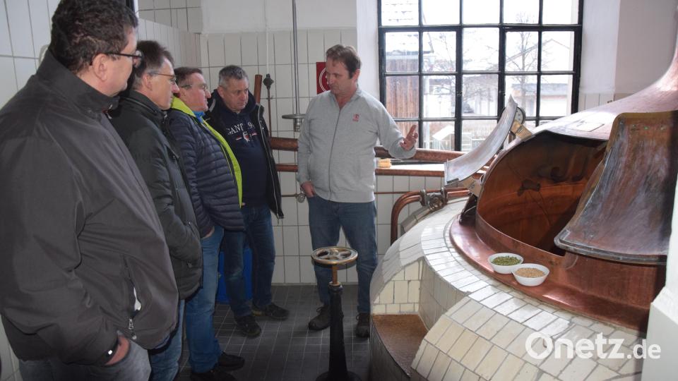 Das Herz der Brauerei Molter: der alte Sudkessel. Braumeister Arne Luchner (rechts) beginnt im Sudhaus seine Brauereiführung, organisiert von Oberpfalz-Medien. Bild: fz