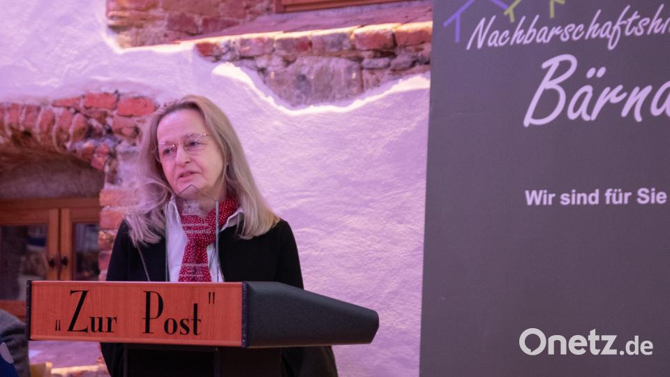 Michaela Heldwein-Keim zählt zu den Gründungsmitgliedern der Nachbarschaftshilfe Bärnau. Am Festabend zu ihrem zehnjährigen Bestehen blickte sie auf die Anfänge des Zusammenschlusses zurück. Bild: Susanne Forster