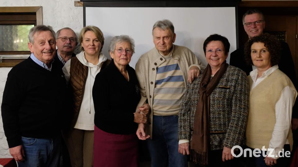 Bei der Jahreshauptversammlung von Africa-Luz wurden die Vorstandsmitglieder einstimmig in ihren Ämtern bestätigt. Von links: Beisitzer Werner Schulz, Schatzmeister Reinhold Birner, Beisitzerin Isabelle Haustein, Dr. Burglinde Dausch, Vorsitzender Prof. Dr. Dieter Dausch, Geschäftsführerin Bärbel Birner, stellvertretender Vorsitzender Bürgermeister Hermann Falk und Beisitzerin Martina Birner. Bild: u