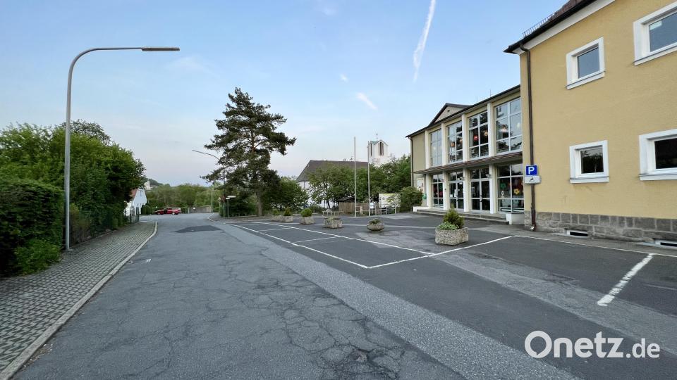 Der Julius-Meister-Weg vor der Grundschule; mit Pflanztrögen wird jetzt schon versucht, den Vorplatz vom Durchgangsverkehr abzutrennen, künftig soll der Verkehr dort ganz ausgesperrt werden. Archivbild: Eichl