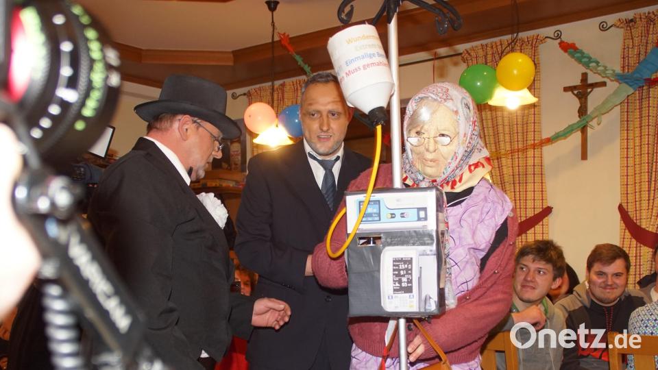 Die Kandidatinnen für die Altweibermühle verstehen es, sich gut in Szene zu setzen. Bild: mmj