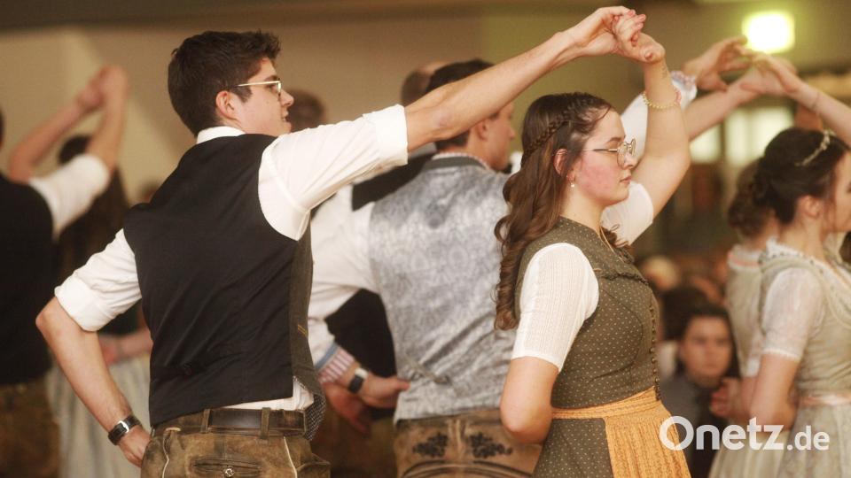 Fensterltanz und Sternpolka: Die Jungbauernschaft begeisterte bei ihrem Auftritt. Bild: Hirsch