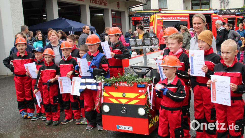 Die Mädchen und Jungen der Kinderfeuerwehr Neustadt sind Feuer und Flamme für das Ablegen der Kinderflamme. Archivbild: prh