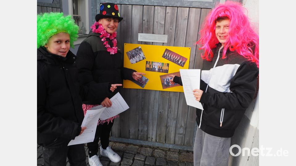 Über 400 Kinder ziehen durch Neustadt bei der Schnitzeljagd Bild: krb