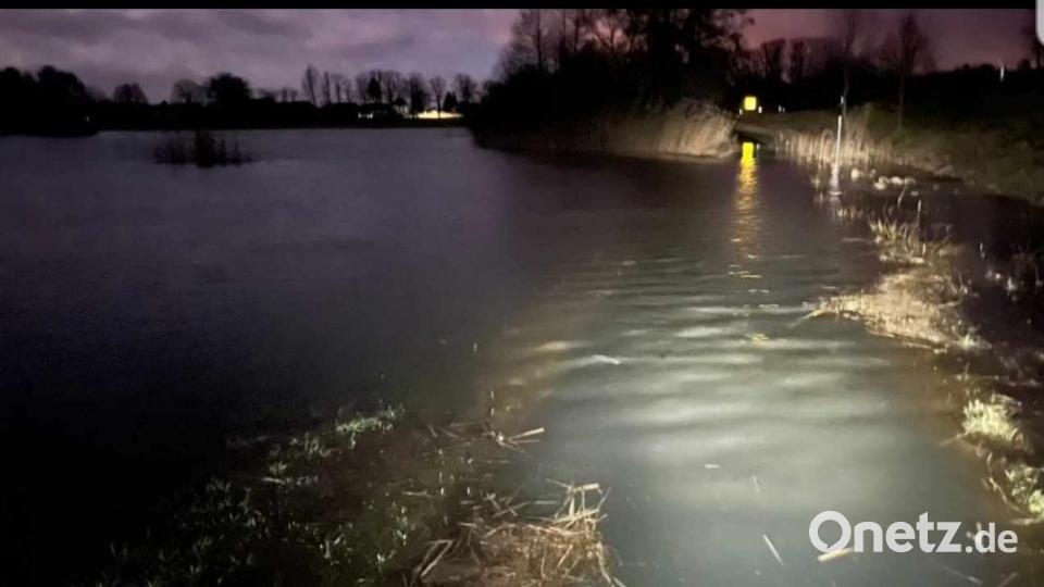 In Hahnbach ist am Freitag entlang der Staatsstraße 2120 die Vils über die Ufer getreten und hat den Fahrradweg überschwemmt. Bild: Armin Kraus