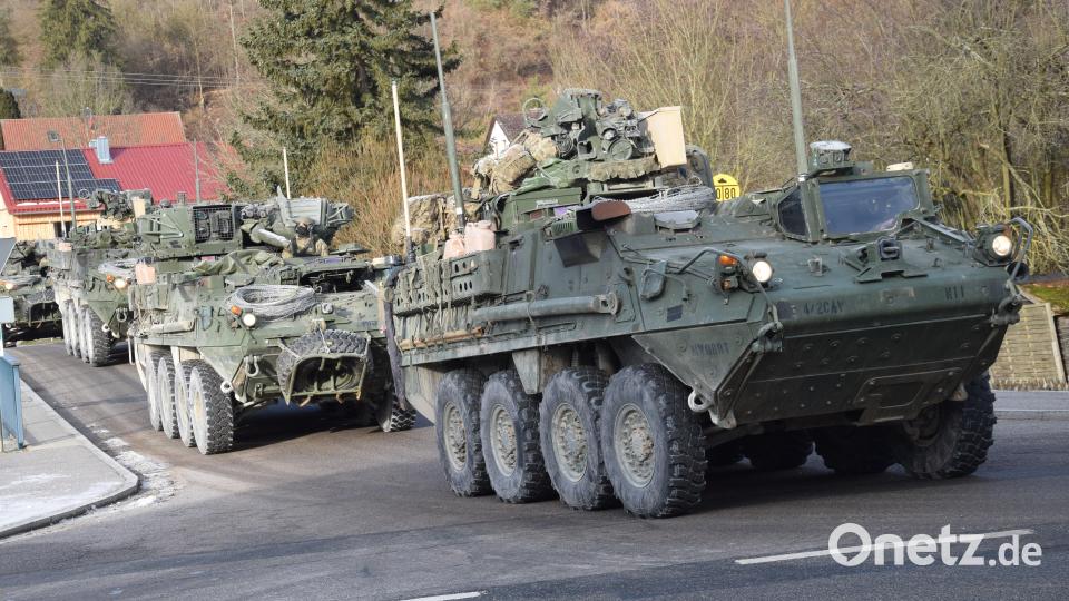 In den nächsten Tagen werden vermehrt Militärkonvois von Emhof aus in Richtung Vilseck unterwegs sein. Die Strykerbrigade hat nach dem Übungsende von Dragoon Ready 23 mit der Rückverlegung begonnen. Der Verband umfasst etwa 600 Fahrzeuge. Bild: bö