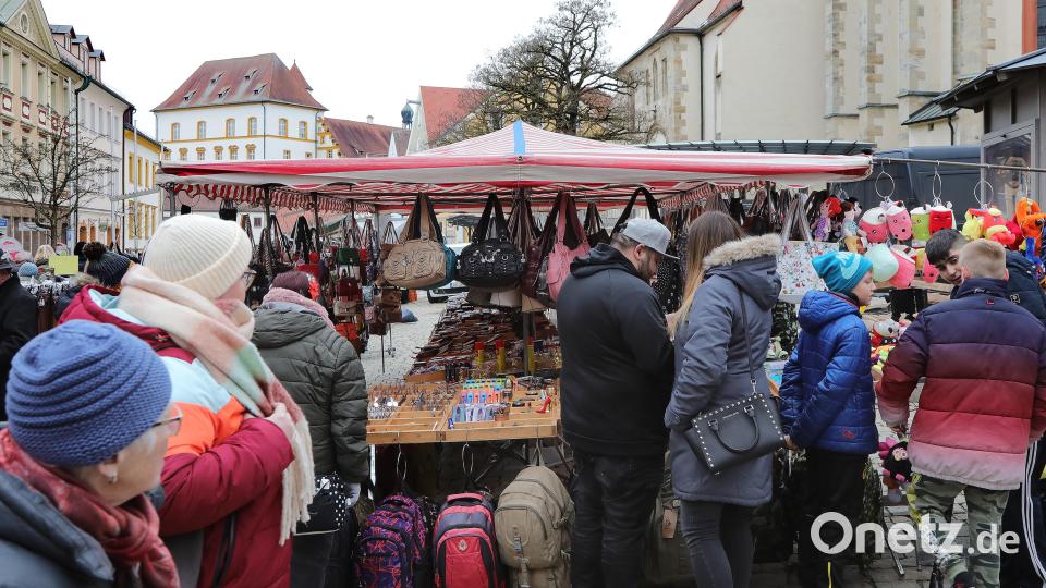 Der Lederwaren- und Schmuckstand vor der Kirche St. Marien war gut besucht. Bild: Wolfgang Steinbacher