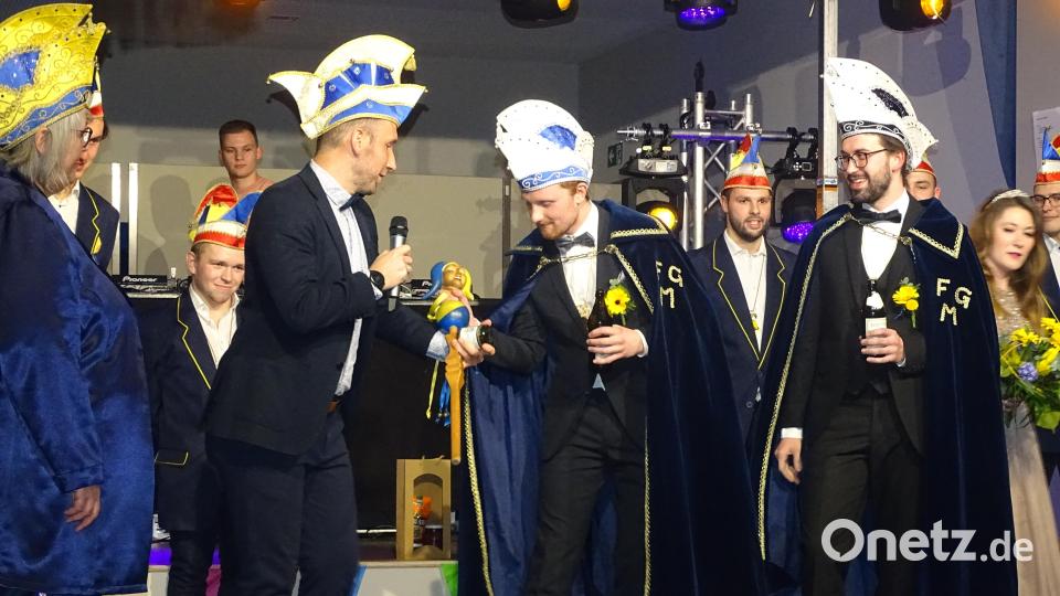 Der scheidende Prinz Andreas I. (mit Mikrofon) übergab das Amt und dessen Insignien an seine Nachfolger. Bild: ll