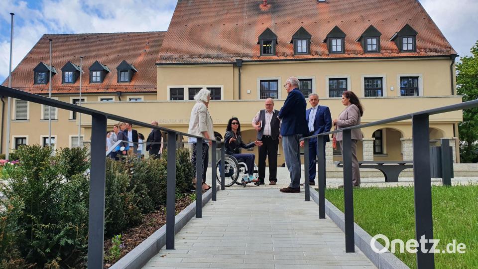 Die Behindertenbeauftragten haben sich auch bei der Umgestaltung des Landratsamt-Innenhofs eingebracht. Dieses Bild entstand bei der Übergabe des Signets &quot;Bayern barrierefrei&quot;. Archivbild: kaz