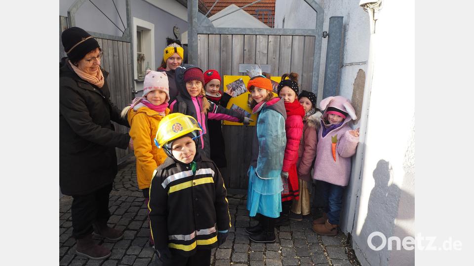 Über 400 Kinder ziehen durch Neustadt bei der Schnitzeljagd Bild: krb