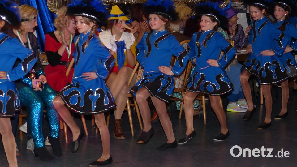 Der Einmarsch der Kindergarde weckte Hoffnung auf einen mitreißenden Auftritt. Bild: hme