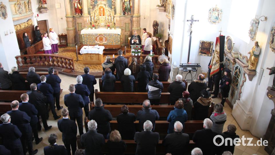 Mehr als 150 Trauernde nahmen am Gottesdienst zur Beerdigung von Altbürgermeister Josef Zölch in der Premenreuther Pfarrkirche teil. Bild: fks
