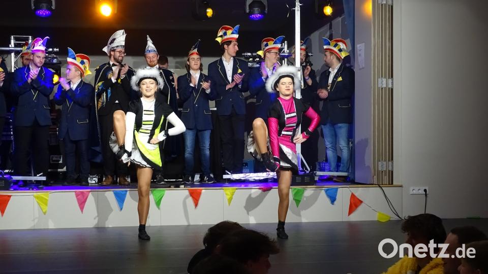 Saskia Schmiedl (links) und Sophie Weber beendeten mit einem vielumjubelten Auftritt ihre Karriere als Tanzmariechen. Bild: ll