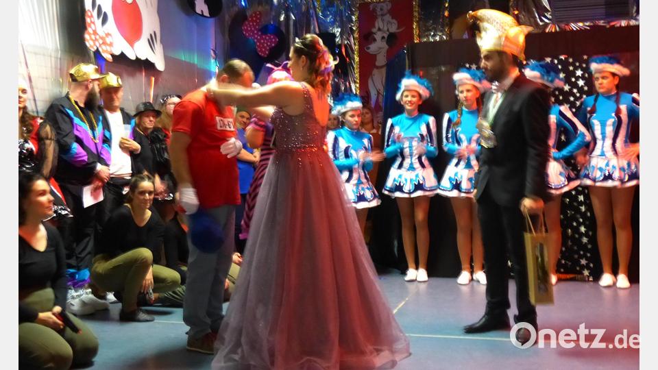 Faschingsprinzessin Ana I hängt SV-Vorsitzende Norbert Merkel den Faschingsorden um. Bild: hme