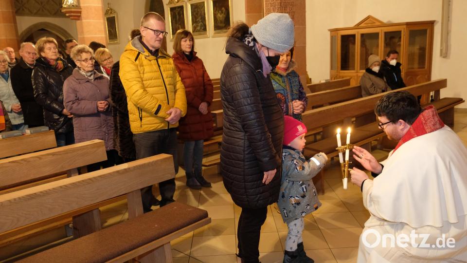 Eschenbachs Stadtpfarrer Pater Johannes Bosco spendet den Blasiussegen in der Pfarrkirche St. Laurentius. Bild: do
