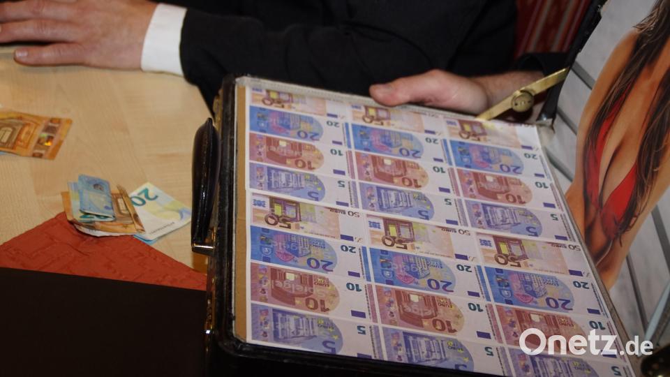 Einer der Männer greift für die bevorstehende Aktion besonders tief in die Tasche. Bild: mmj