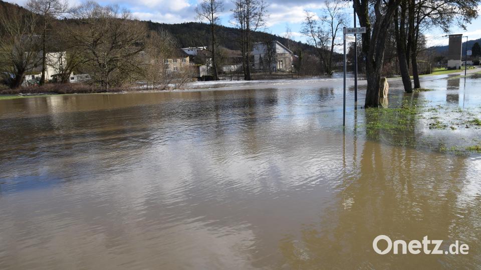 An der &quot;Alten Vils&quot; in Emhof waren am Samstag-Nachmittag der Wiesenweg, die Zufahrt zum Wohngebiet &quot;In der Zell&quot;, der Radweg und der Sportplatz überschwemmt gewesen. Bild: bö