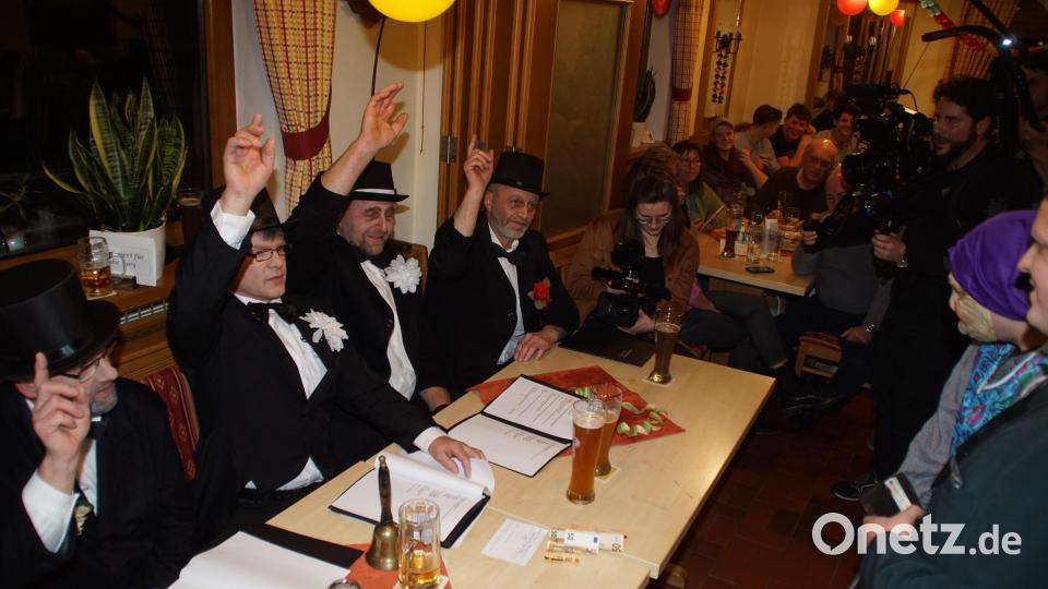 Nicht leicht macht es sich die Jury zu entscheiden, wer für die Jungbrunnenaktion in Frage kommt. Es gibt schließlich für alle Kandidatinnen grünes Licht. Bild: mmj