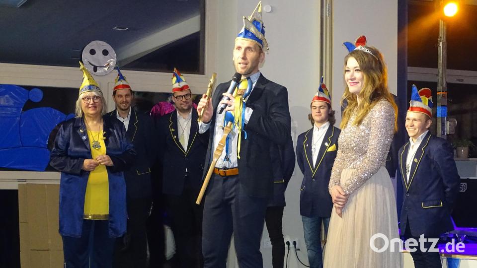 Elke Haberberger (links), die Präsidentin der Faschingsgesellschaft Michelfeld, verabschiedete das Prinzenpaar Jenny I. und Andreas I (vorne, von rechts). Bild: ll