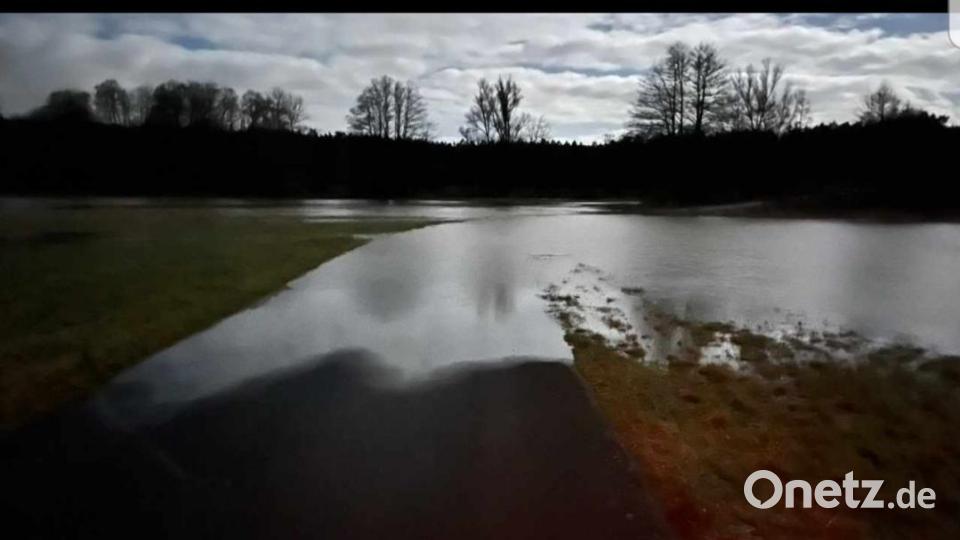 In Hahnbach ist am Freitag entlang der Staatsstraße 2120 die Vils über die Ufer getreten und hat den Fahrradweg überschwemmt. Bild: Armin Kraus