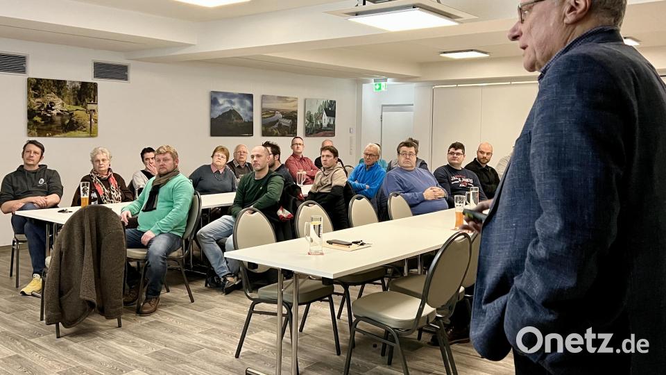 Klaus Stiefler von der Bayreuther Architektengemeinschaft RSP erläutert die Pläne für die Neugestaltung des Areals zwischen Grundschule, Friedhof und katholischer Kirche. Bild: Eichl