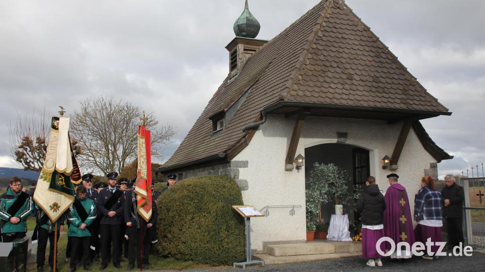 Die Urnenbeisetzung von Altbürgermeister Josef Zölch auf dem Premenreuther Friedhof wurde von Fahnenabordnungen der Feuerwehr Röthenbach und des TSV Reuth begleitet. Bild: fks