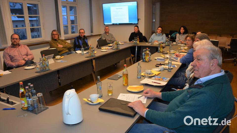 Blick in die Reihen der kommunalen Behindertenbeauftragten aus dem Landkreis, die sich im Sitzungssaal im Rathaus in Plößberg trafen. Bild: jr