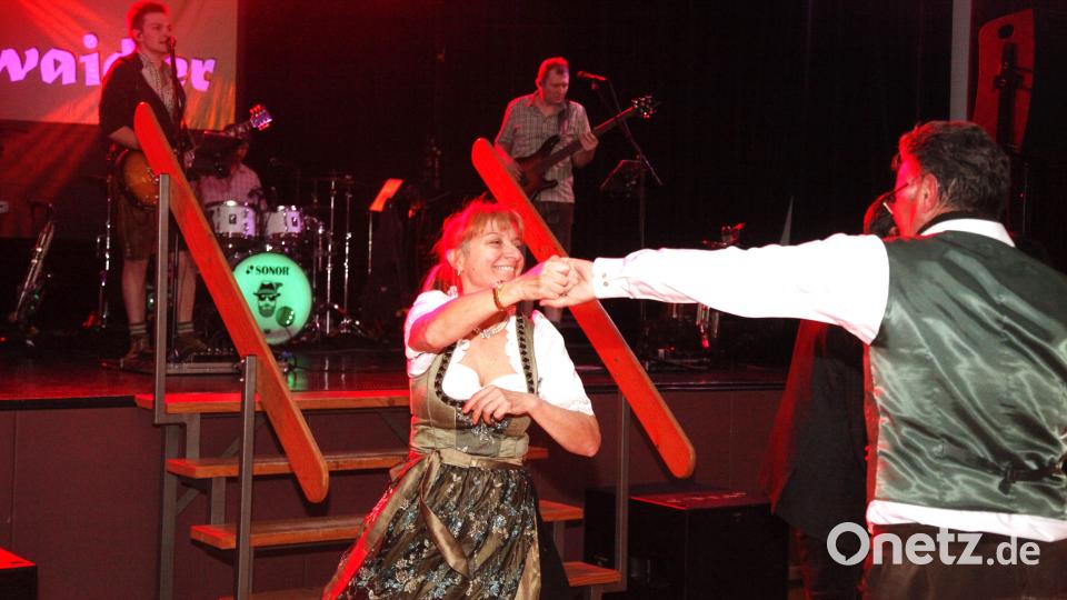 Die Band &quot;D`Urwaidler&quot; spielte ganz nach dem Geschmack der Gäste, die den stimmungsvollen Tanzabend genossen. Bild: Hirsch