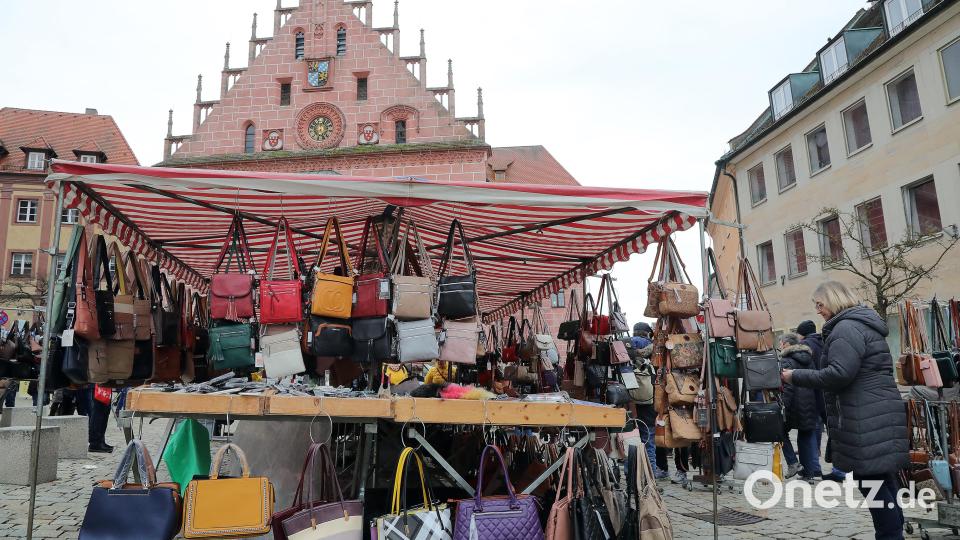 Handtaschen und ein Blick aufs Rathaus. Bild: Wolfgang Steinbacher