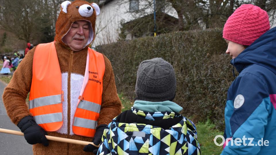 Der Bär nimmt die Spenden. gerne entgegen. Bild: rgr